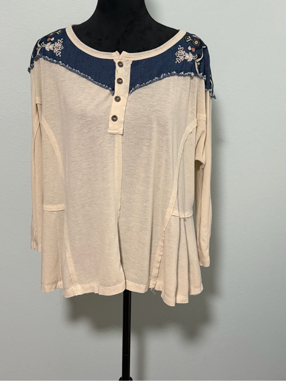 COMME TOI Embroidered Shoulder Henley Top - Small
